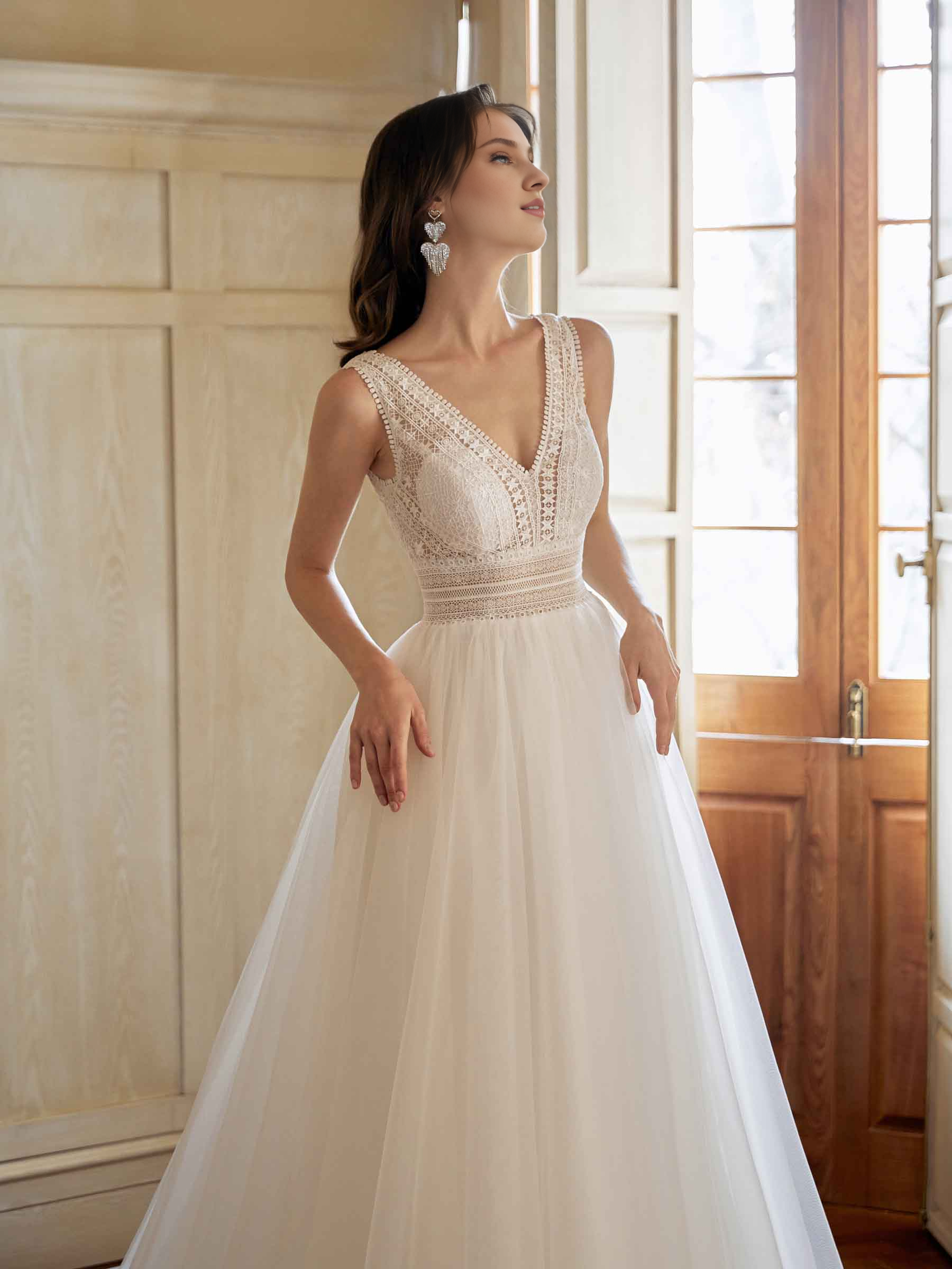 Elegante vestido de novia de encaje ultra largo con espalda descubierta y corte A