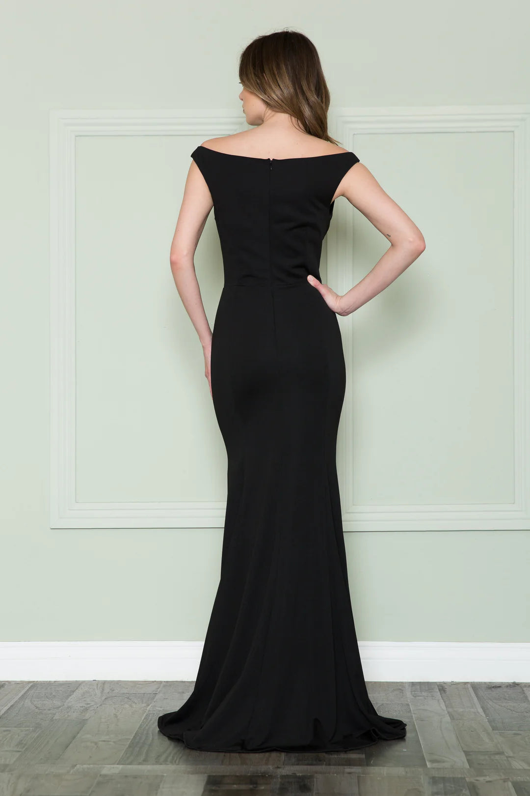 Vestido largo ajustado con abertura en la pierna y hombros descubiertos