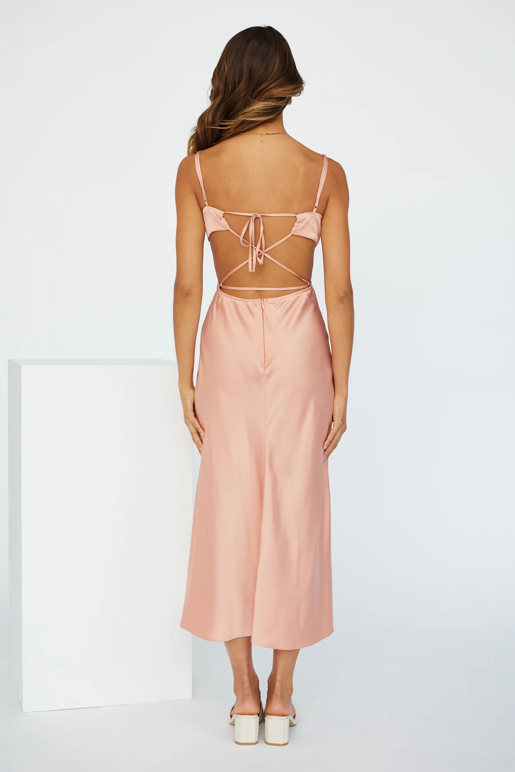 Vestido de fiesta largo sin espalda con tirantes finos y escote en forma de corazón de Jimiss