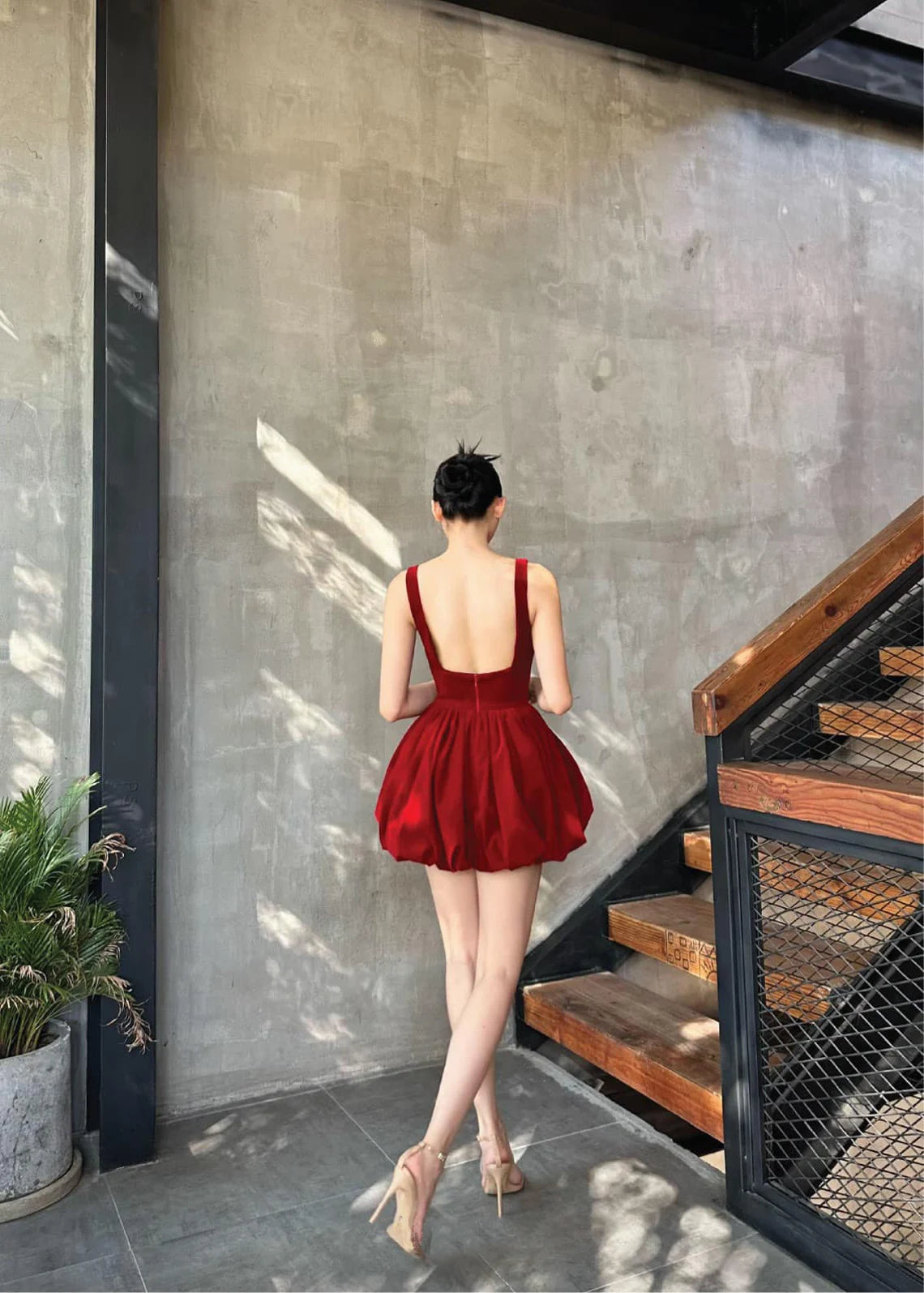 Vestido de fiesta corto con minifalda abullonada, sin mangas, con escote cuadrado y espalda descubierta de Jimiss