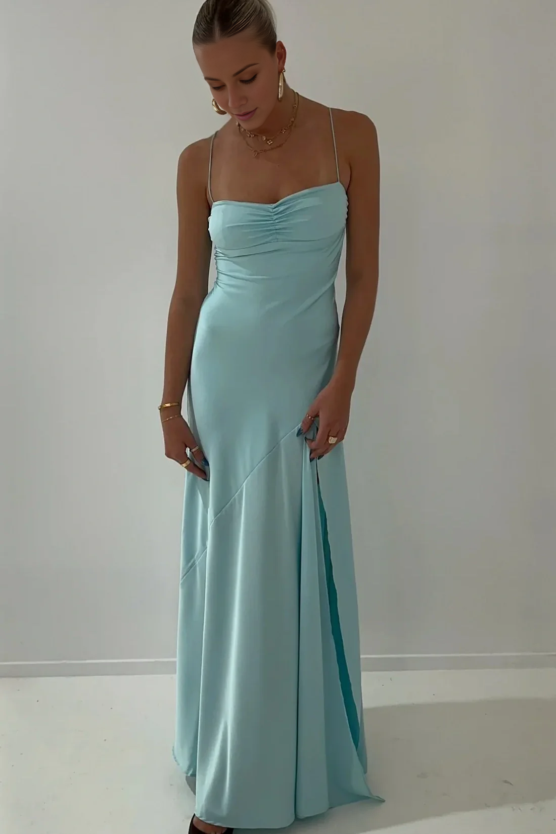 Vestido de fiesta largo rosa con abertura frontal y tirantes finos y minimalista de Jimiss