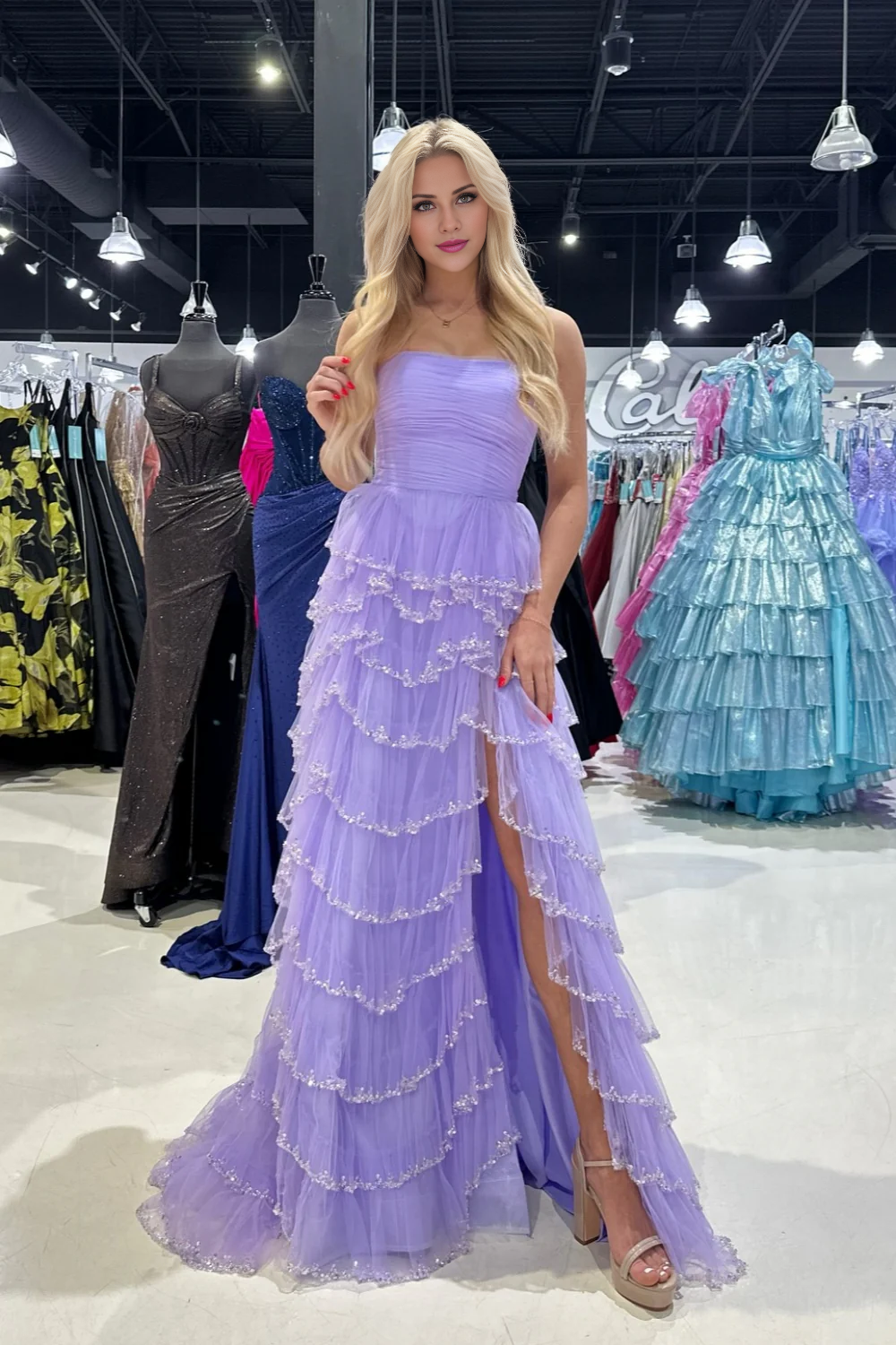 Vestido largo Jimiss de corte A con capas, lentejuelas azul claro y hombros descubiertos