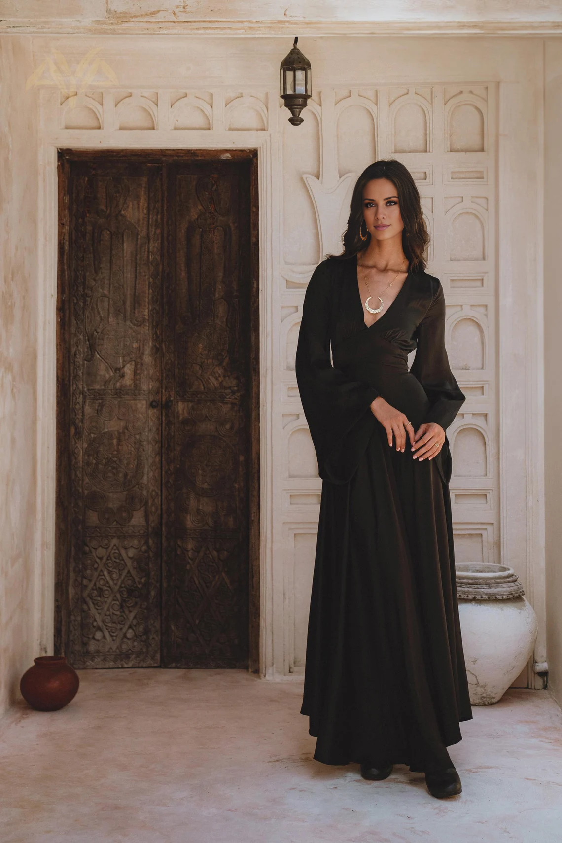 Vestido de noche Jimiss con escote en V, manga larga, espalda descubierta y largo hasta el suelo 