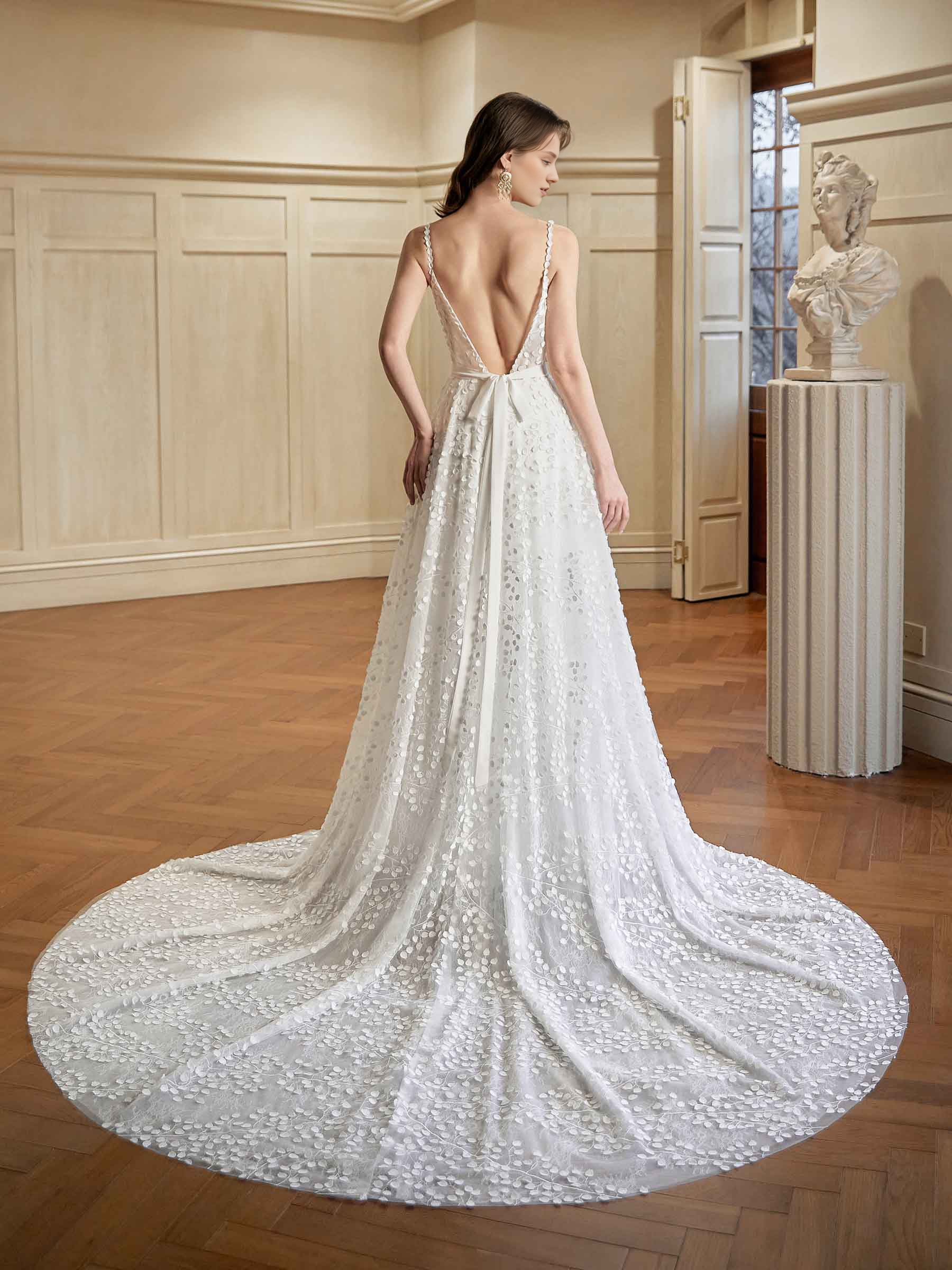 Vestido de novia de encaje extra largo con escote en V y tirantes finos en color gris blanco