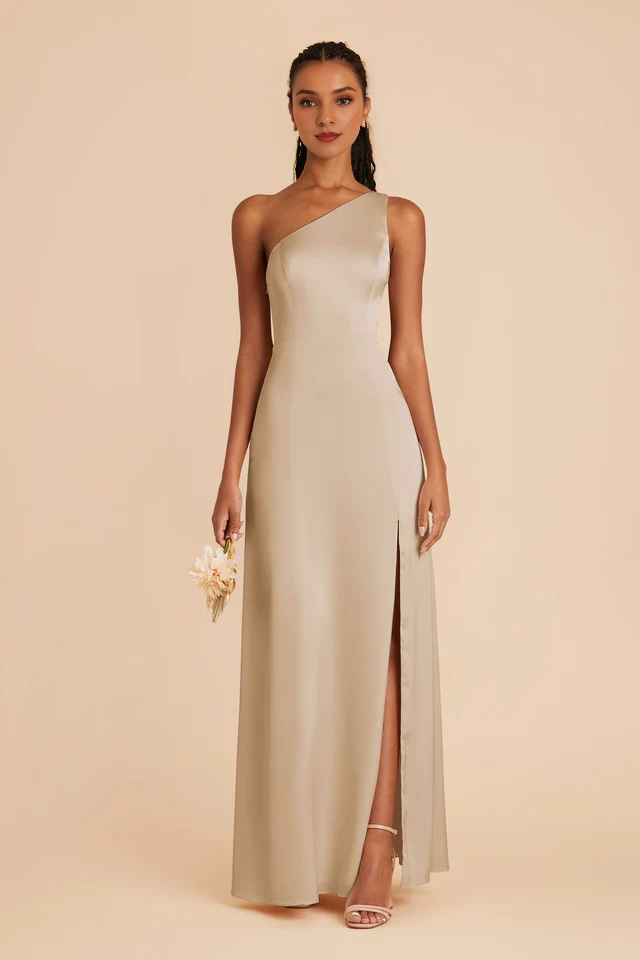 Vestido de dama de honor con abertura y corte sirena en forma de trompeta, totalmente forrado y con cuello de un solo hombro