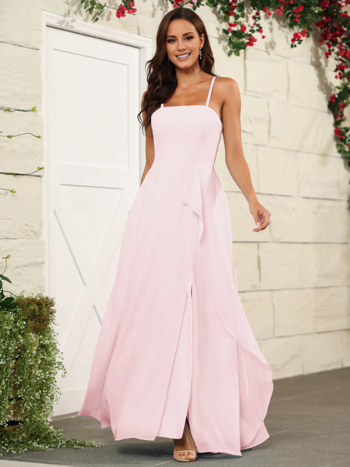 Hermoso vestido de dama de honor de gasa fina con tirantes finos y largo hasta el suelo.