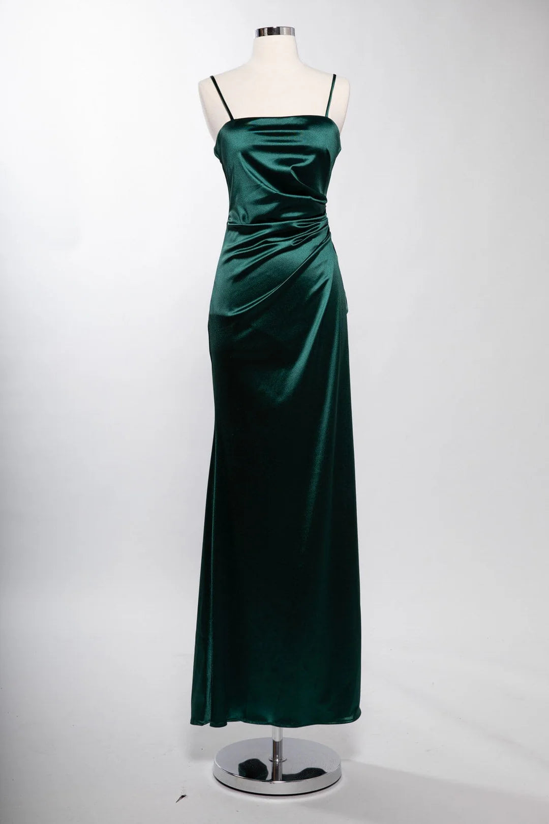 Vestido de satén con cuello rectangular y falda ajustada con abertura