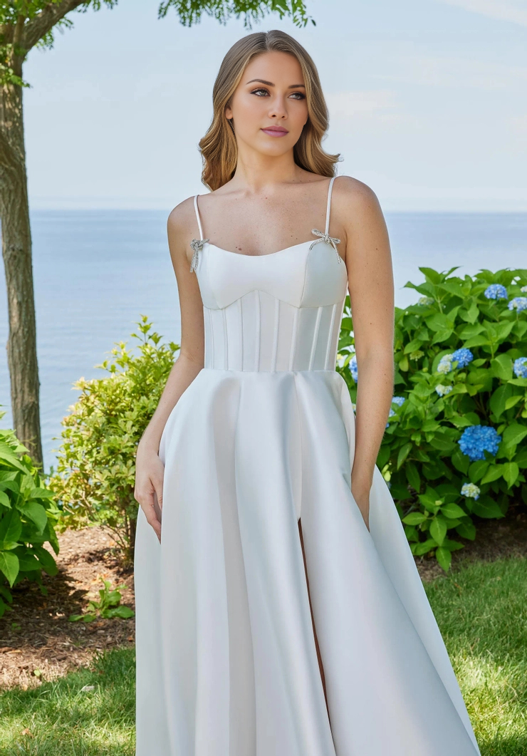 Abito da sera lungo fino al pavimento, con scollo a cucchiaio, spacco frontale e linea ad A