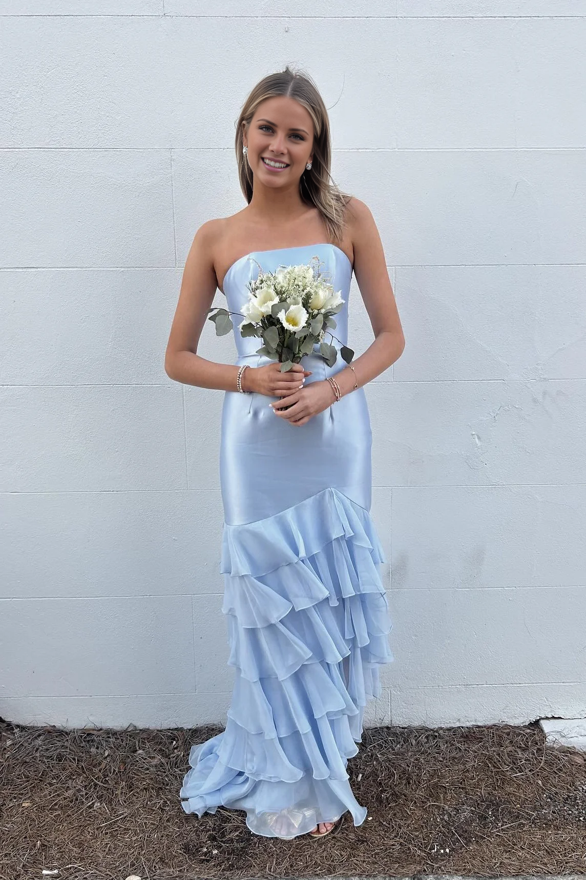 Vestido largo de sirena con aberturas en capas y hombros descubiertos en azul de Jimiss