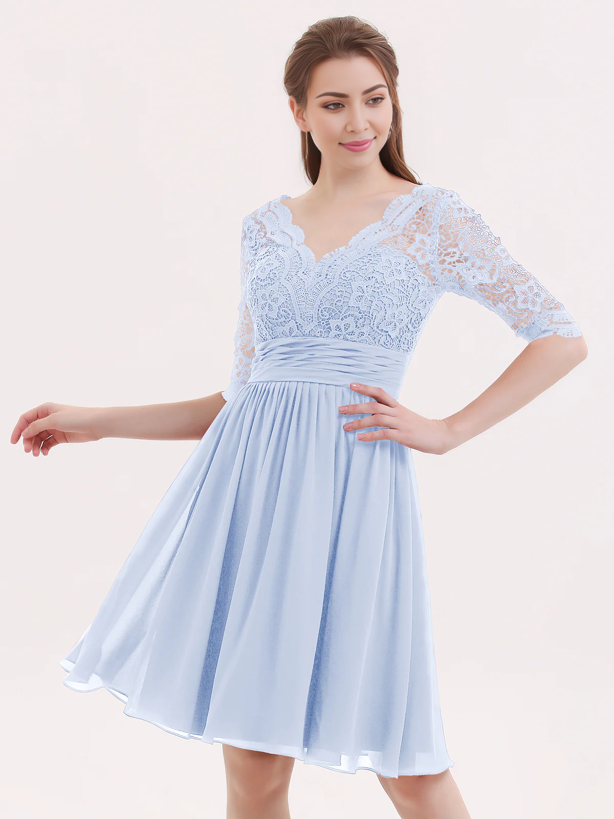 Abito corto in pizzo e chiffon con maniche a cinque quarti