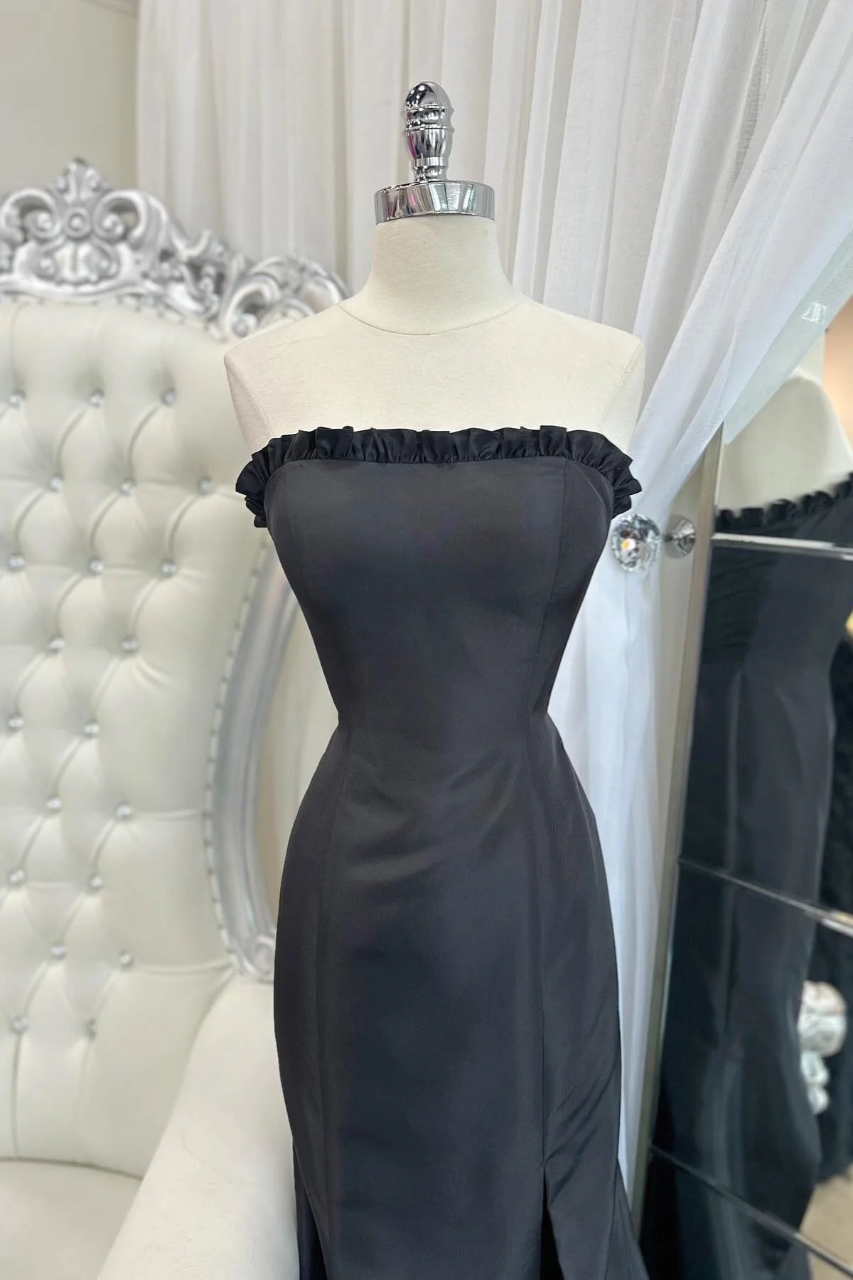 Vestido largo Jimiss de satén rojo con hombros descubiertos y abertura con cola de pez