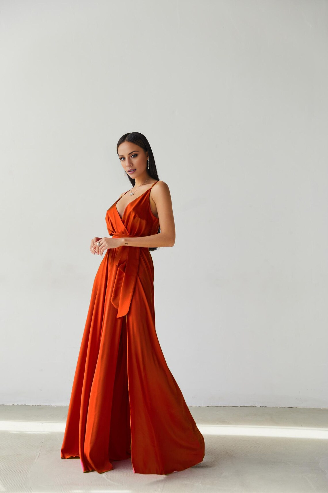 Vestido de fiesta Jimiss con escote en V, tirantes finos, abertura lateral y largo hasta el suelo 