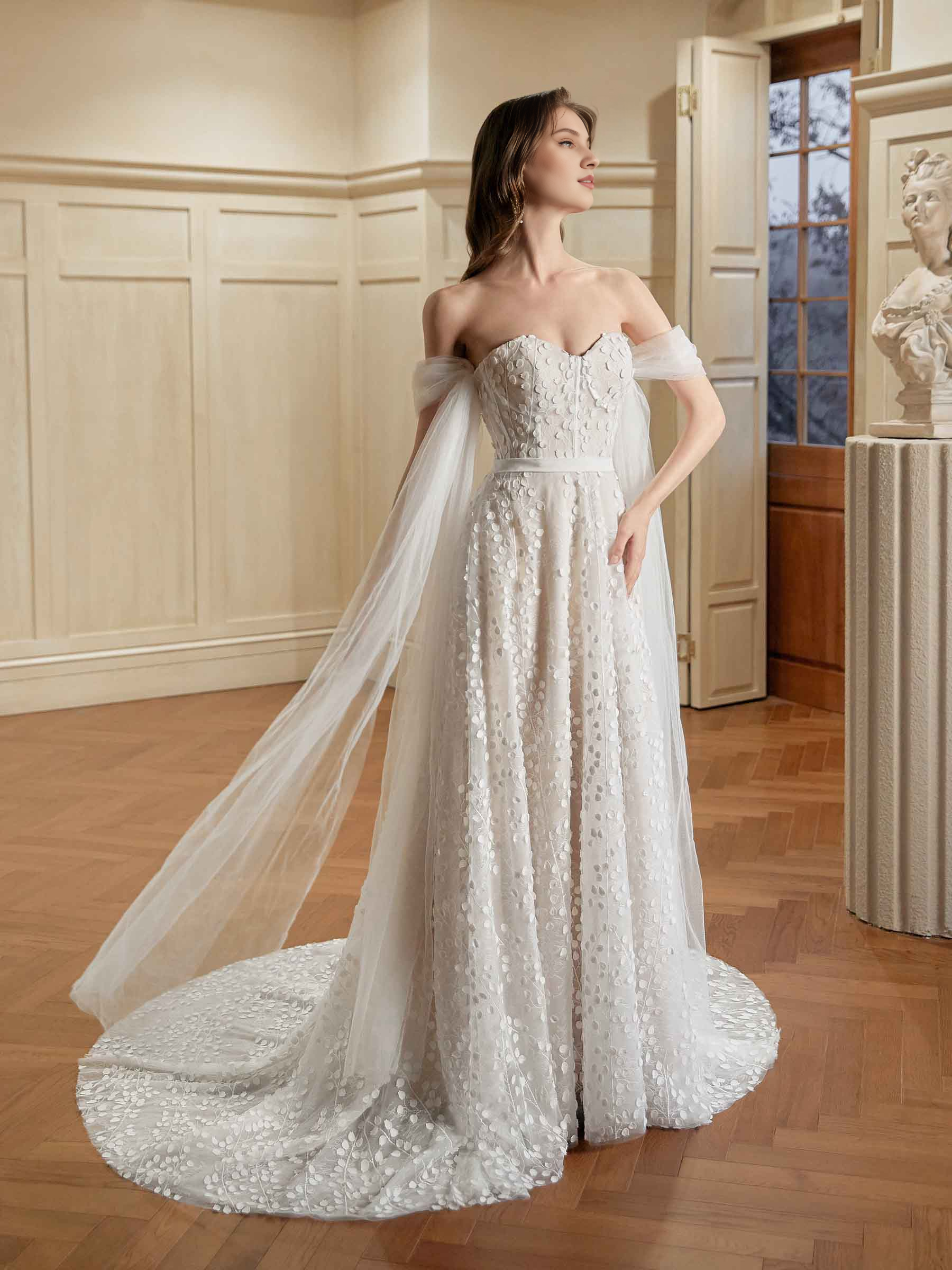 Vestido de novia largo color marfil con escote en forma de A y encaje, escote corazón y hombros descubiertos