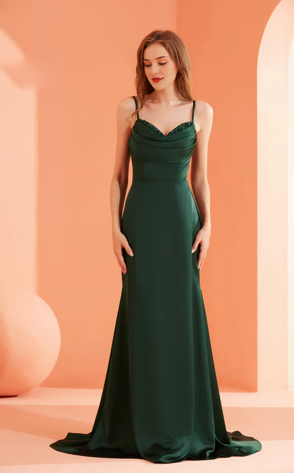 Abito da ballo aderente senza maniche con scollo a V, spalline sottili e lunghezza fino al pavimento.