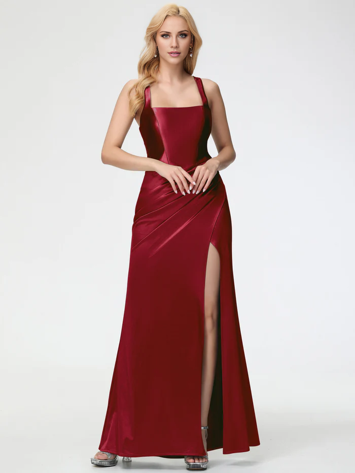 Vestido de fiesta ajustado con pliegues en los hombros y abertura hasta el suelo de Jimiss