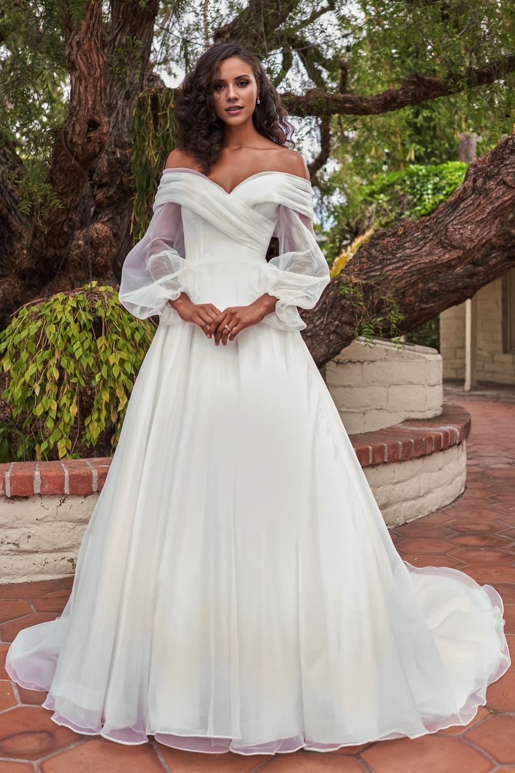 Vestido de novia largo hasta el suelo, con escote en V, cintura ajustada y mangas largas