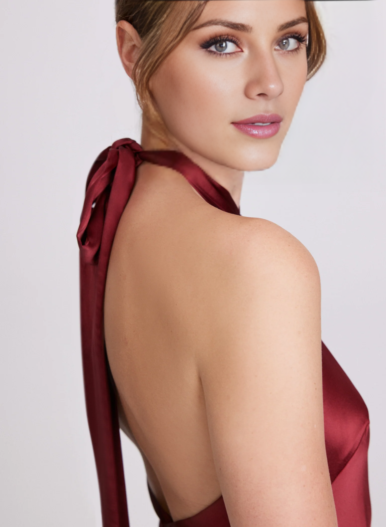 Vestido de fiesta largo de satén Jimiss con escote colgante, sin mangas, con volantes y abertura en el borde