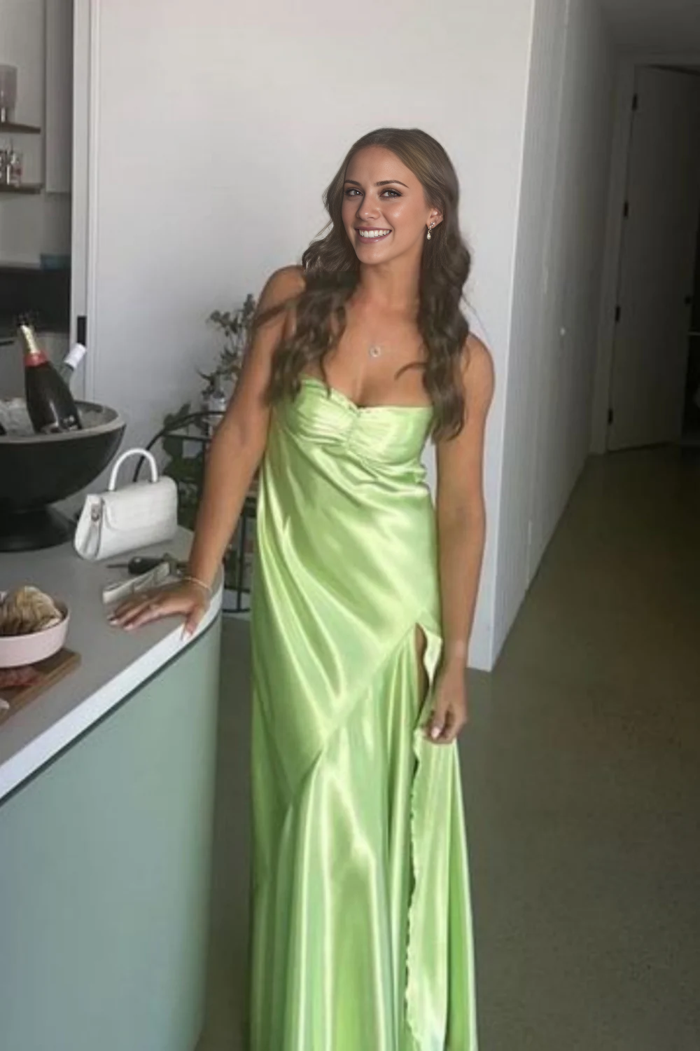 Vestido de noche plisado con abertura y tirantes finos de Jimiss