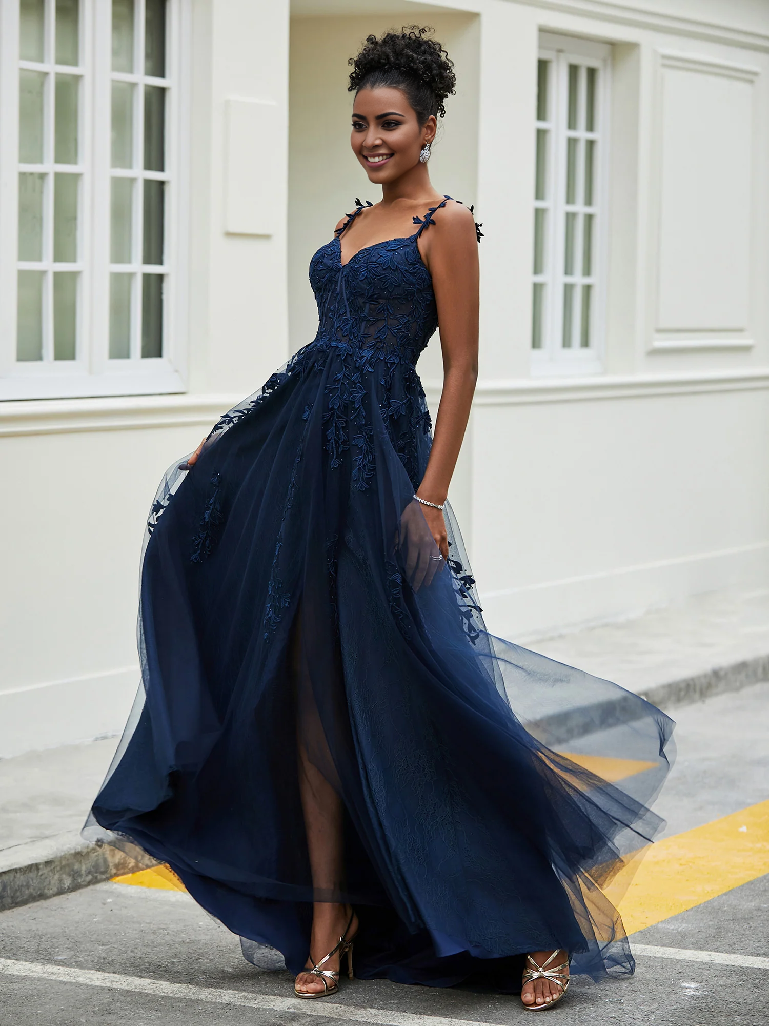 Vestido transparente con falda larga y abertura amplia