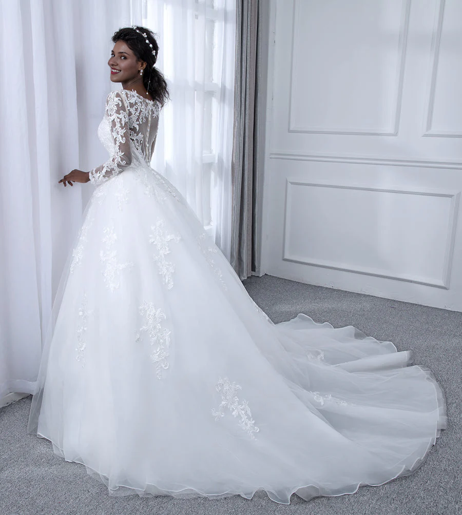 Vestido de novia de gasa con cuello transparente, mangas largas y apliques