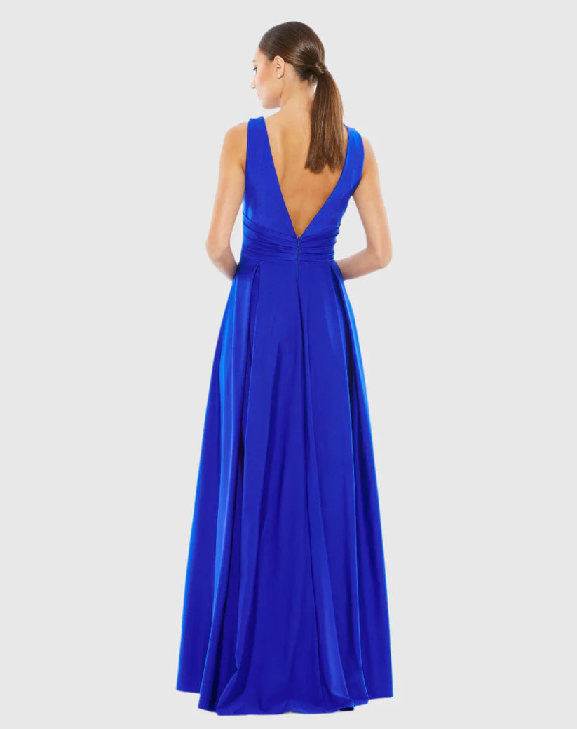 Vestido de noche largo hasta el suelo con escote en V profundo, sin mangas y espalda descubierta con abertura lateral