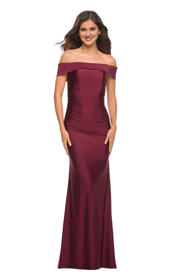 Abito da ballo lungo fino al pavimento, con maniche a spalle scoperte e cerniera posteriore aderente in maglia semplice