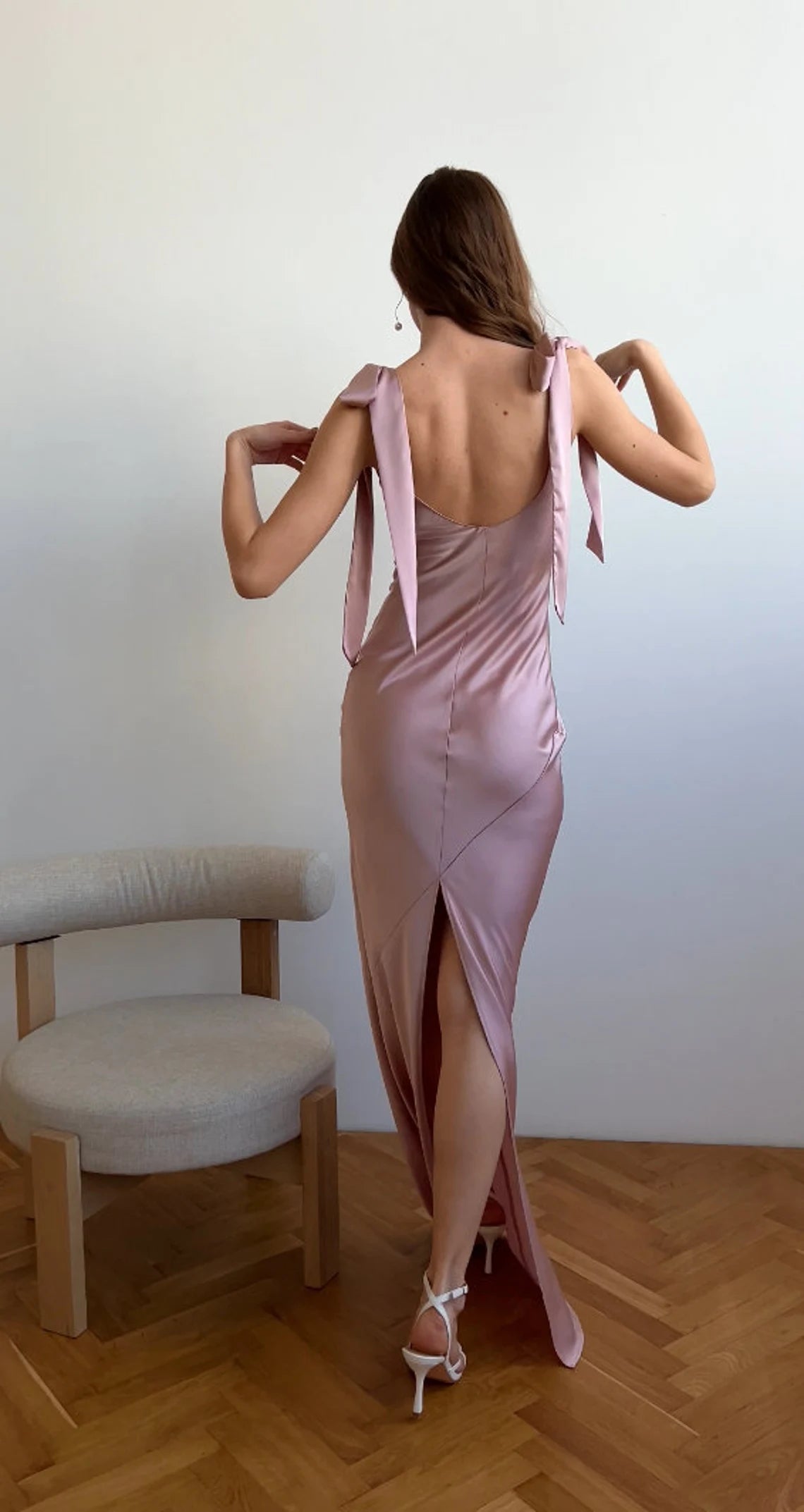 Vestido de fiesta Jimiss con escote barco, sin mangas, lazo en los hombros y largo hasta el suelo 