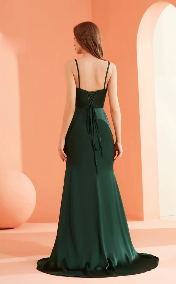 Abito da ballo aderente senza maniche con scollo a V, spalline sottili e lunghezza fino al pavimento.