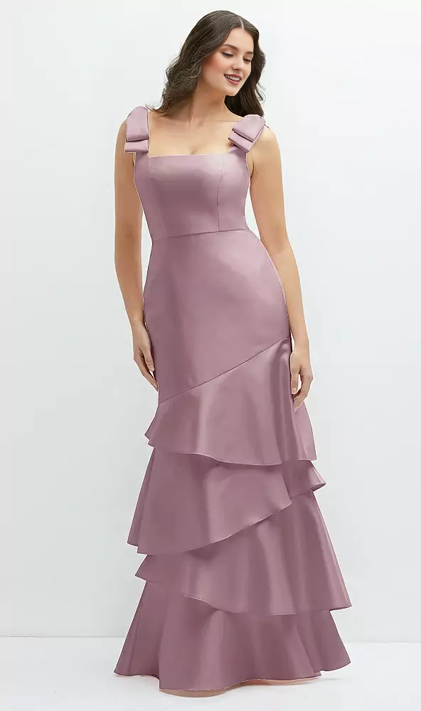 Vestido de fiesta de satén con falda asimétrica en capas y lazo en los hombros