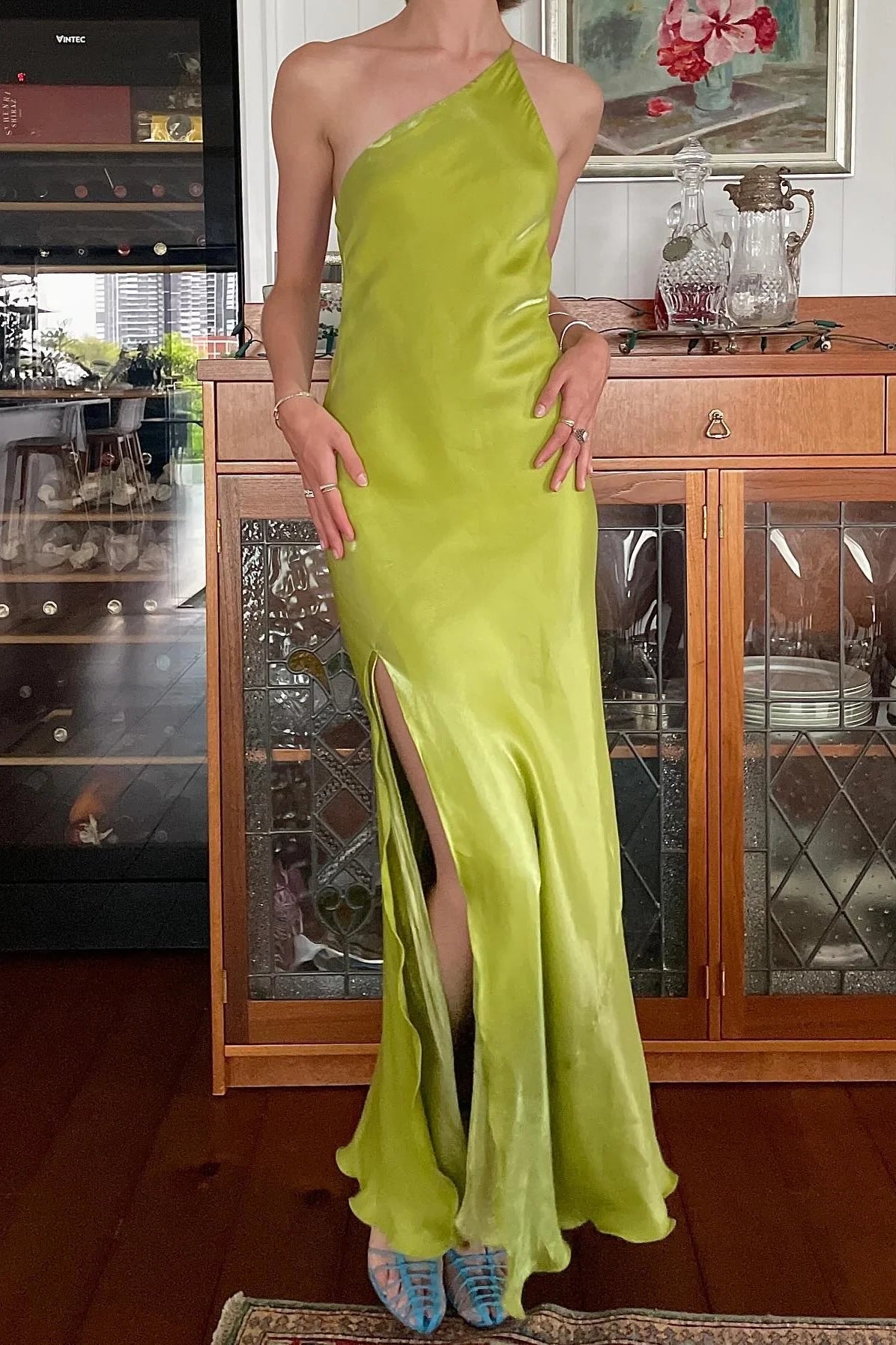 Vestido de fiesta largo verde claro con un solo hombro ajustado y único de Jimiss