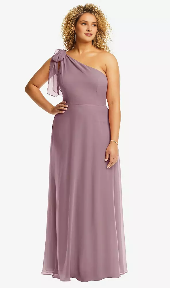 Vestido de fiesta con lazo y bufanda colgando de un hombro