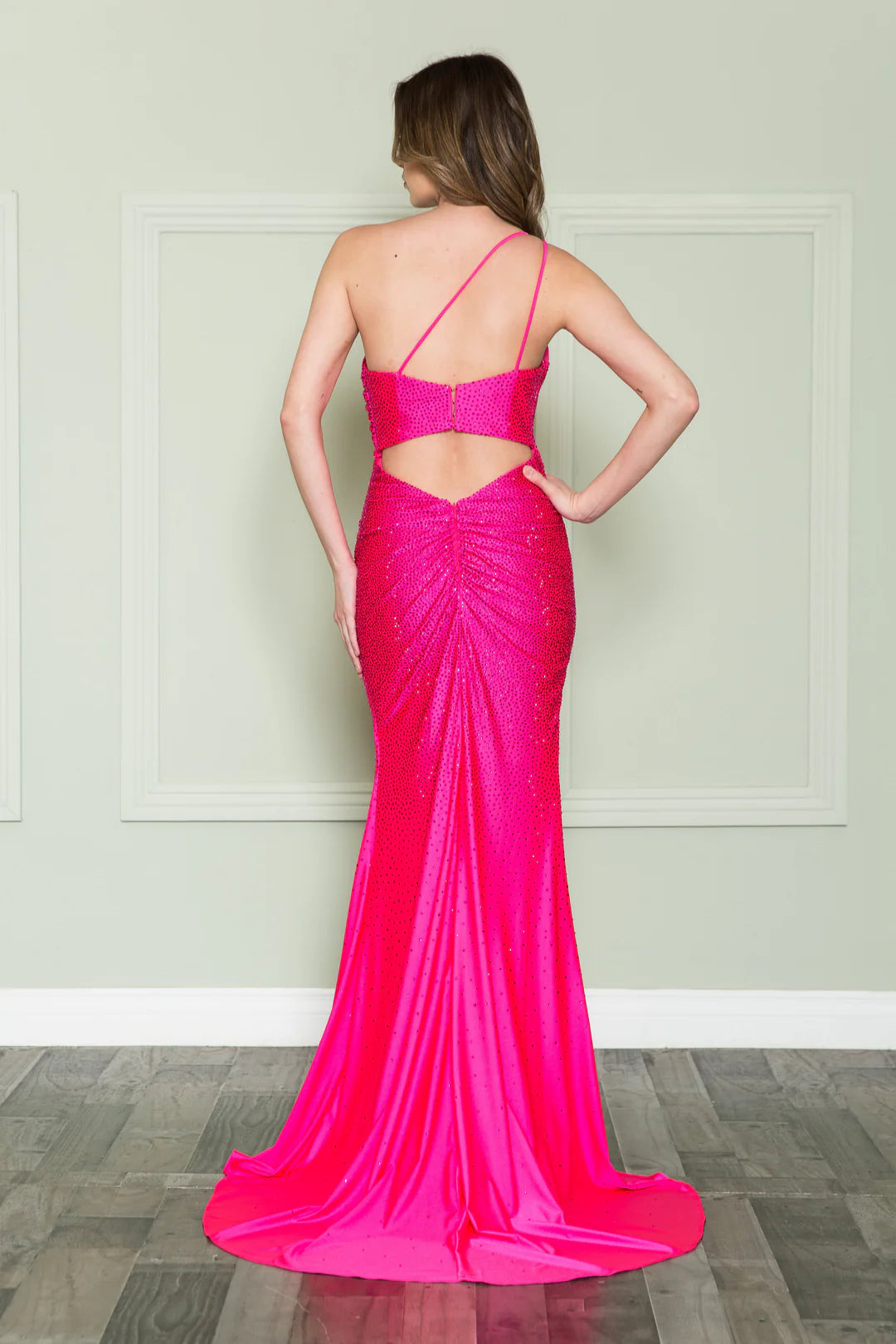 Vestido largo ajustado con abertura en la pierna y hombros descubiertos