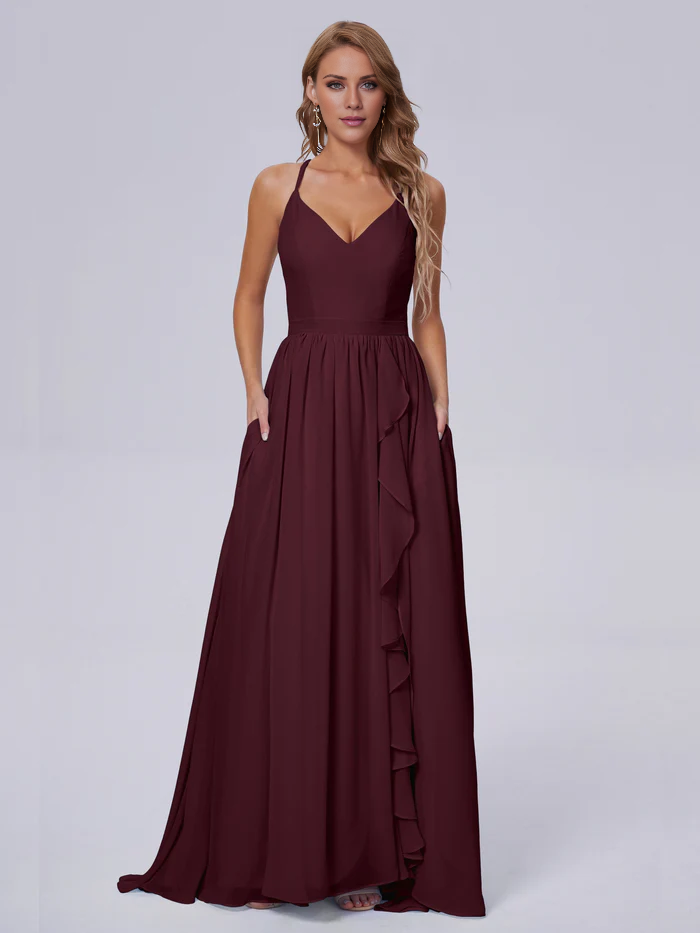 Elegante vestido de dama de honor de gasa con tirantes al hombro y largo hasta el suelo.