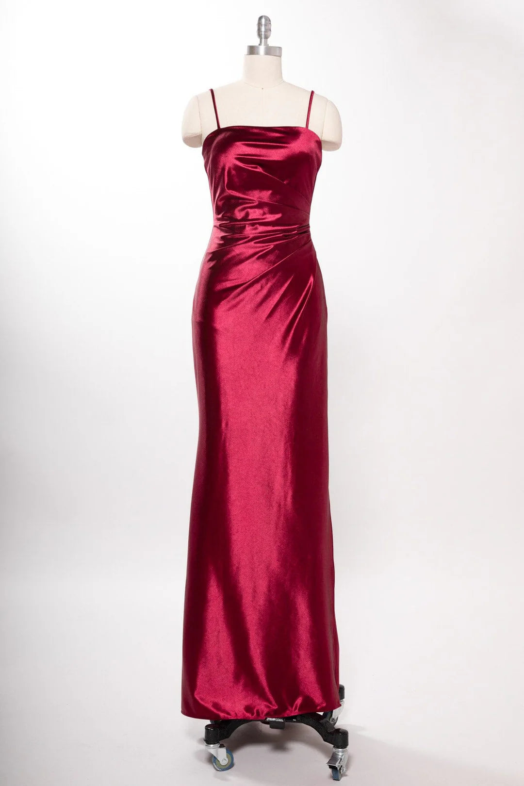 Vestido de satén con cuello rectangular y falda ajustada con abertura