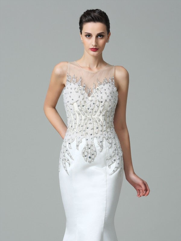 Abiti lunghi in raso senza maniche con applicazioni sul collo trasparenti a tromba/sirena