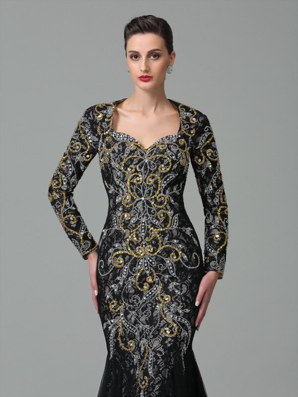 Vestidos largos de red con escote corazón, mangas largas y cuentas, corte trompeta/sirena