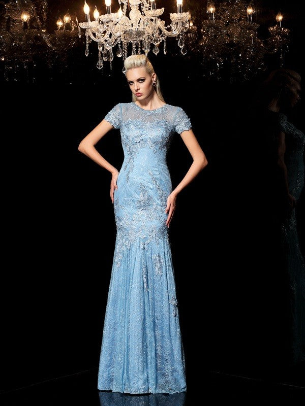 Abiti lunghi in pizzo con maniche corte e applicazioni sul collo trasparenti a tubino/colonna