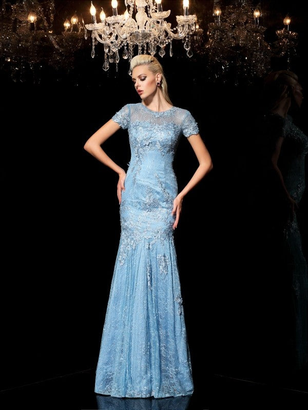 Abiti lunghi in pizzo con maniche corte e applicazioni sul collo trasparenti a tubino/colonna