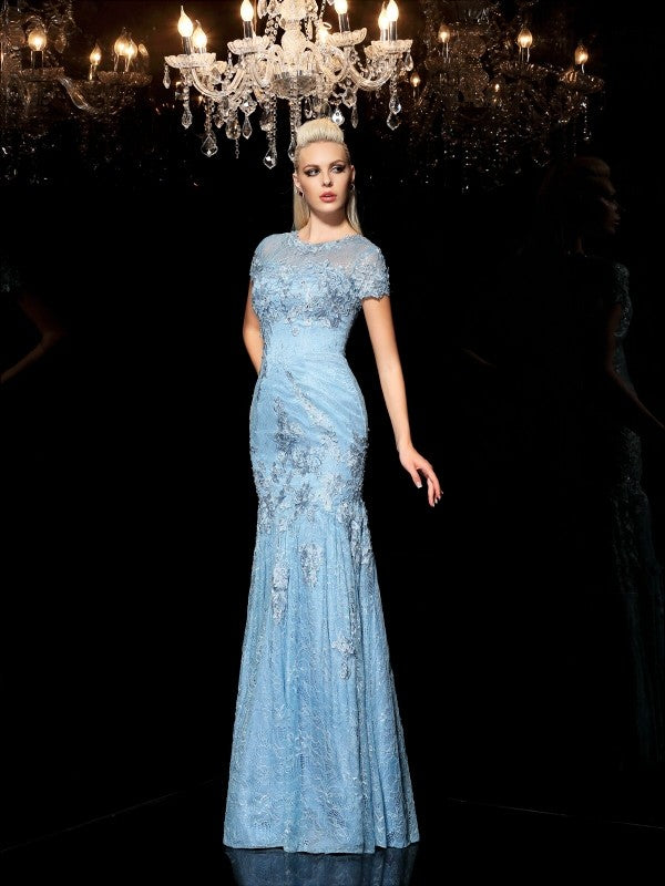 Abiti lunghi in pizzo con maniche corte e applicazioni sul collo trasparenti a tubino/colonna