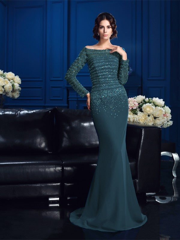 Vestidos de madre de la novia de gasa con mangas largas, hombros descubiertos y cuentas, corte tubo/columna