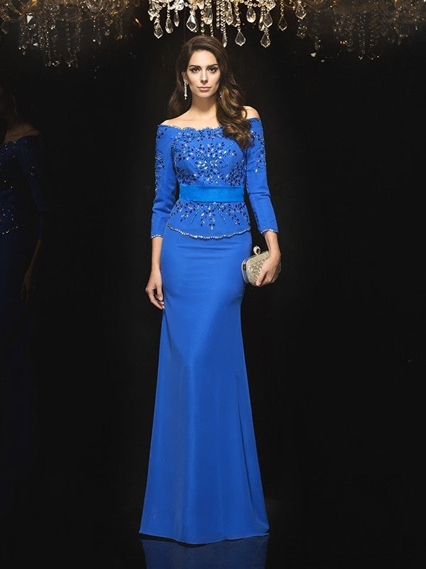 Vestidos largos de gasa con mangas 3/4 y hombros descubiertos, corte tubo/columna y abalorios