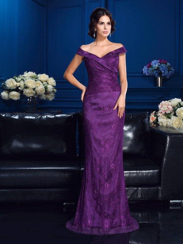 Vestidos largos de encaje sin mangas con hombros descubiertos y corte tubo/columna para madre de la novia