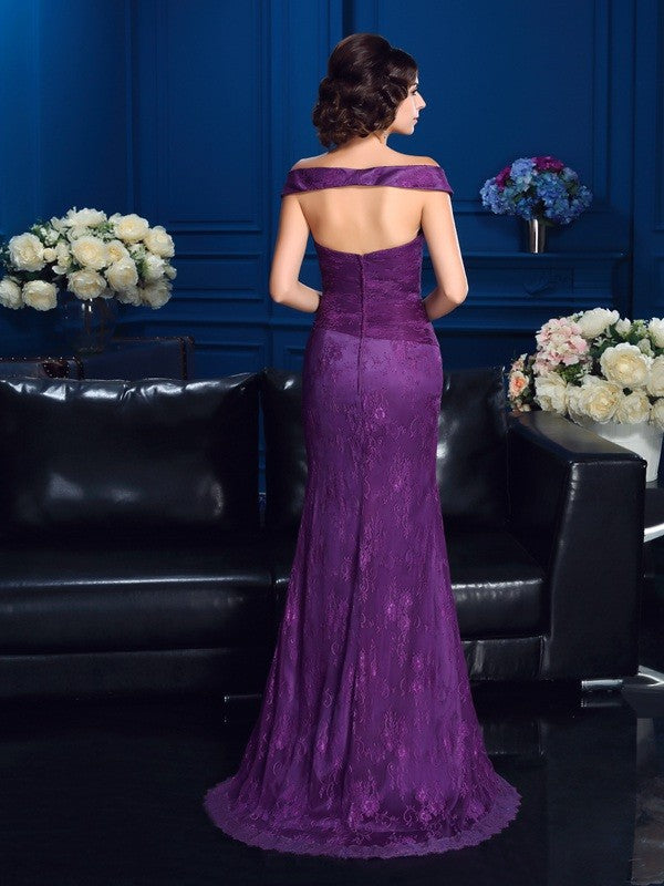 Vestidos largos de encaje sin mangas con hombros descubiertos y corte tubo/columna para madre de la novia