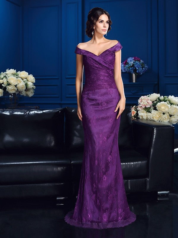 Abiti da sposa lunghi in pizzo senza maniche, a tubino/colonna, con spalle scoperte