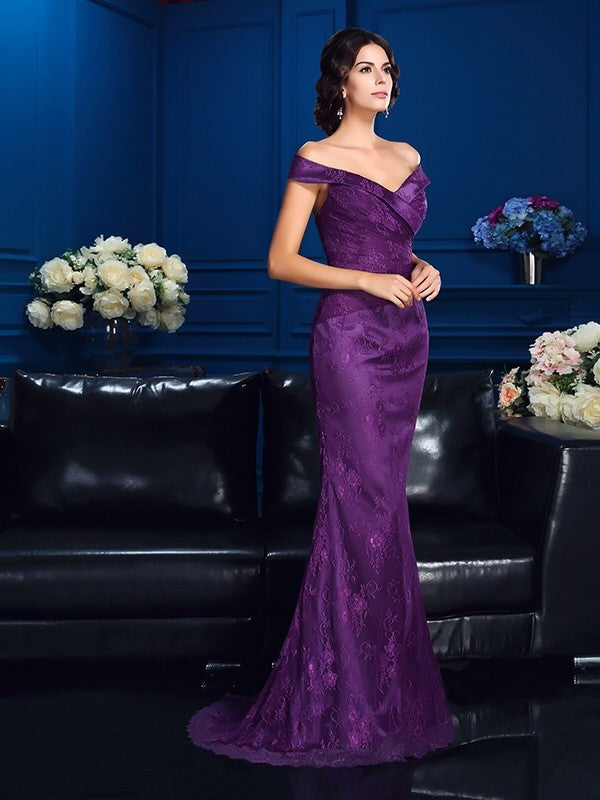 Abiti da sposa lunghi in pizzo senza maniche, a tubino/colonna, con spalle scoperte