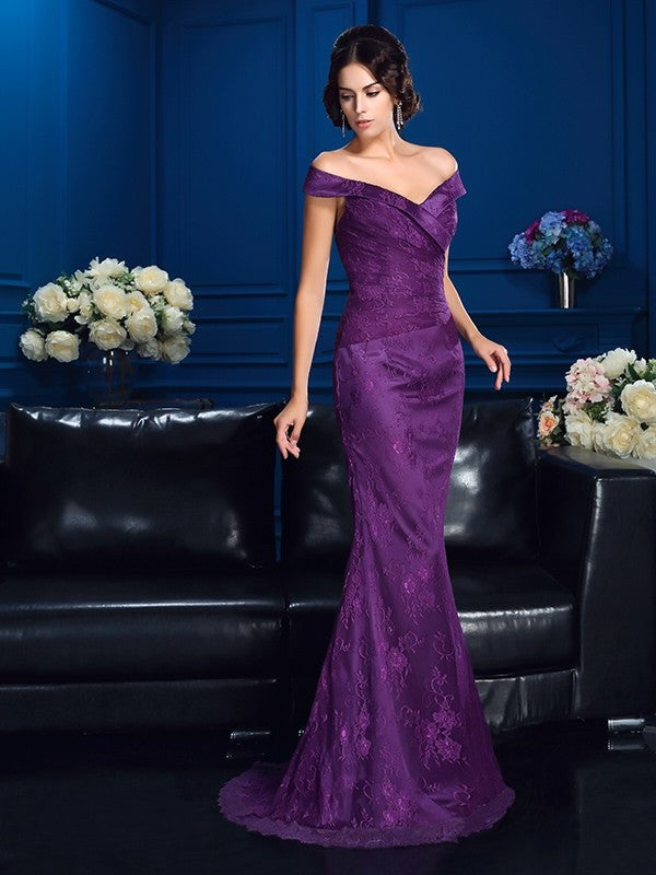 Abiti da sposa lunghi in pizzo senza maniche, a tubino/colonna, con spalle scoperte