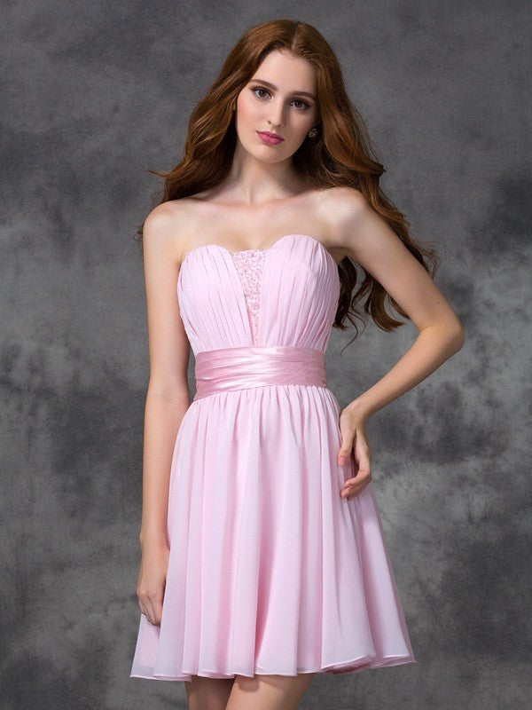 Abiti corti in chiffon senza maniche con scollo a cuore e balza a trapezio/principessa