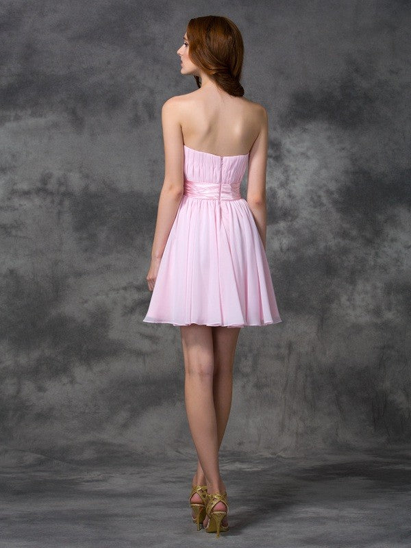 Abiti corti in chiffon senza maniche con scollo a cuore e balza a trapezio/principessa