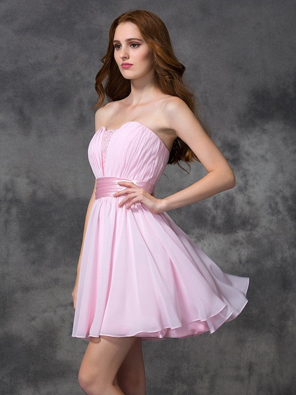 Abiti corti in chiffon senza maniche con scollo a cuore e balza a trapezio/principessa