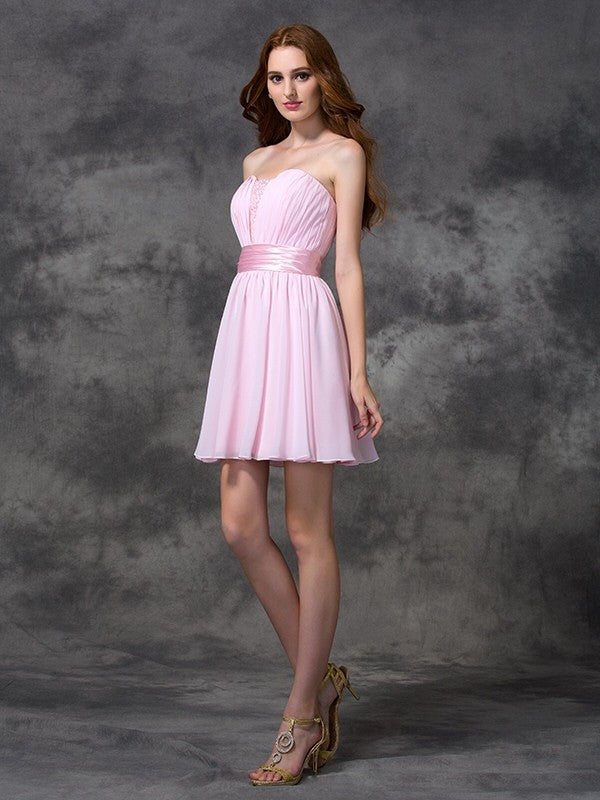 Abiti corti in chiffon senza maniche con scollo a cuore e balza a trapezio/principessa